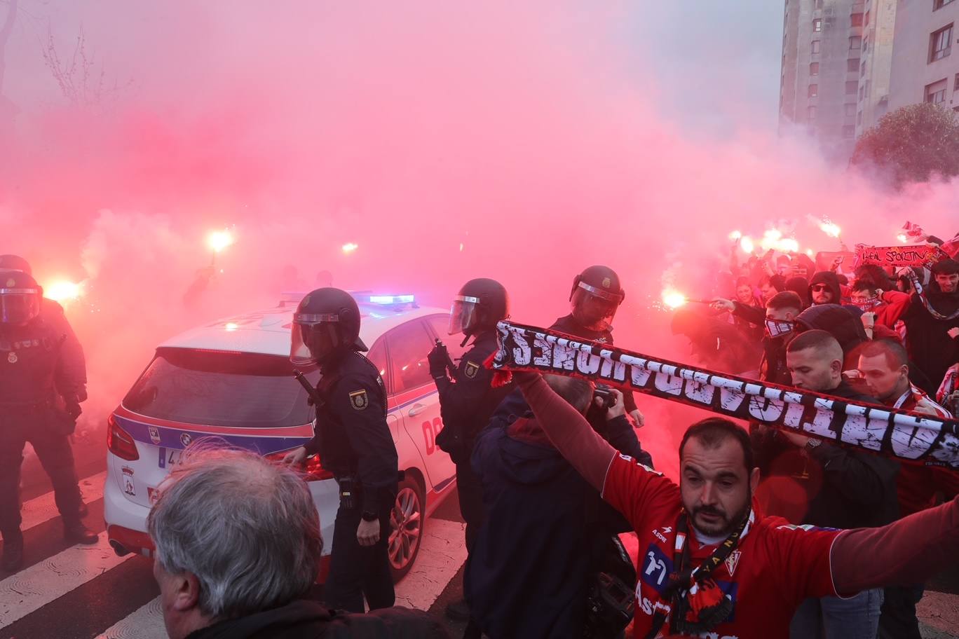 Así fue la llegada del Sporting a El Molinón, en imágenes