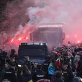 Vídeo | Cálido recibimiento del Sporting por 'La Mareona' a su llegada a El Molinón