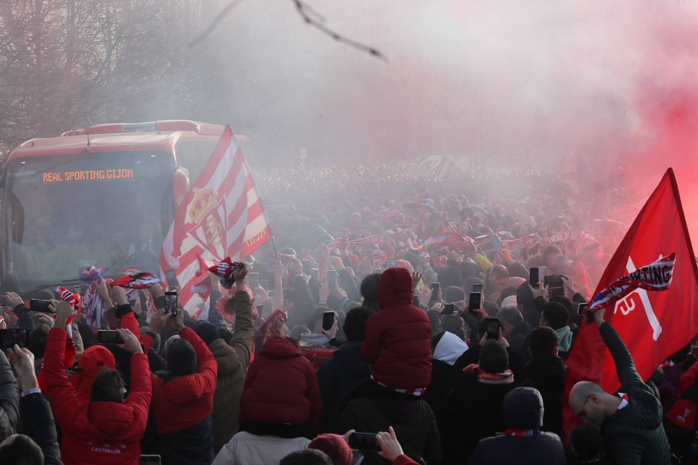 Así fue la llegada del Sporting a El Molinón, en imágenes