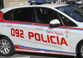 Arrestado dos veces en una noche: se da a la fuga tras un accidente en Gijón y se desnuda para evitar salir de comisaría