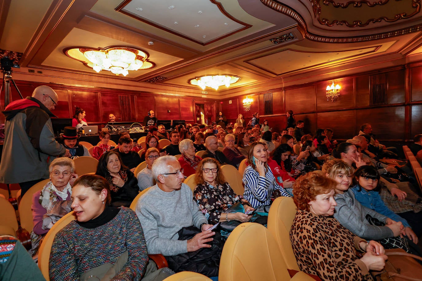 Las charangas llenan el Teatro Jovellanos por segundo día