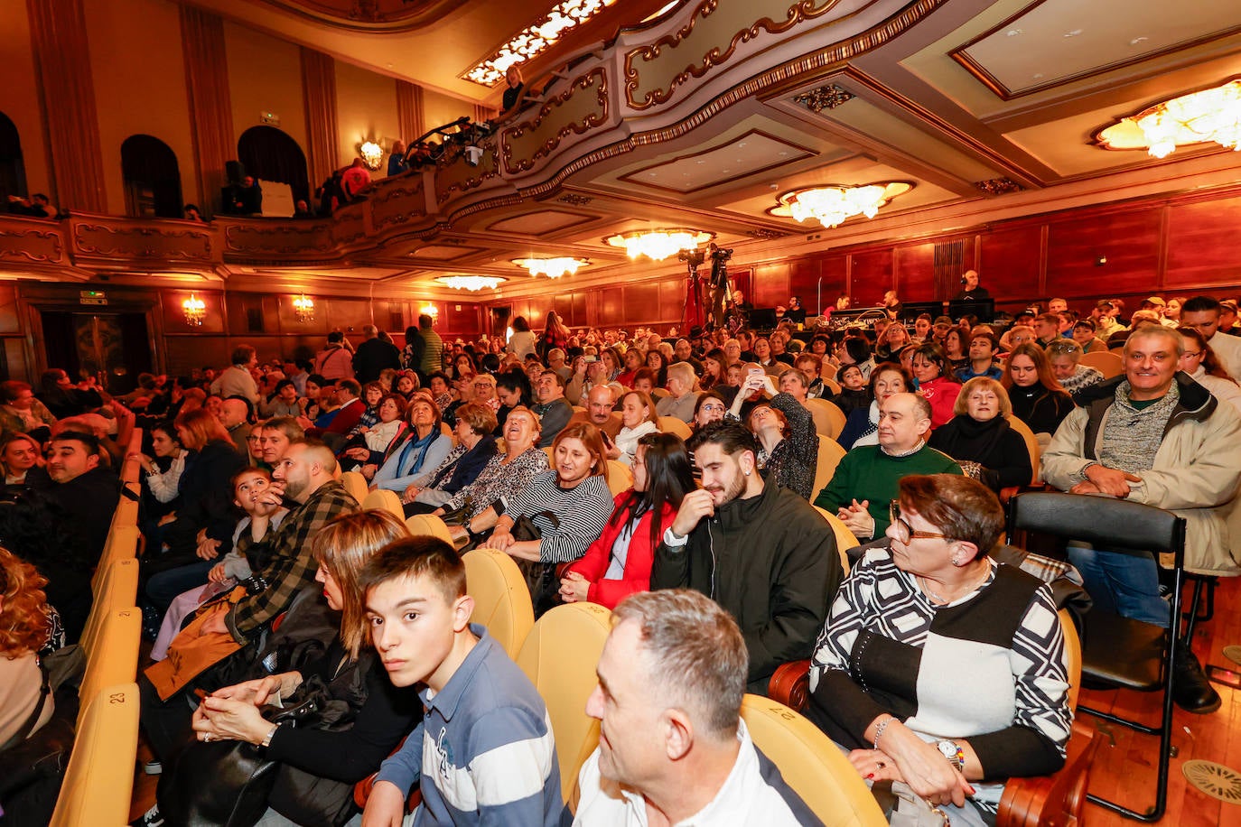 Las charangas llenan el Teatro Jovellanos por segundo día