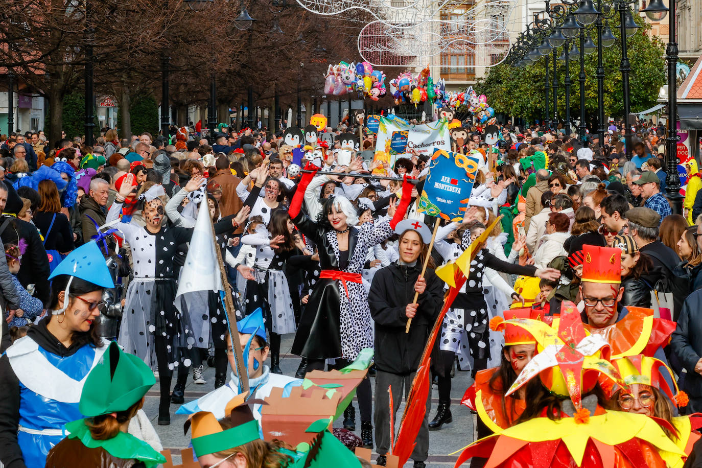 Multitudinario desfile infantil en Gijón: ilusión a todo color en el antroxu de los peques