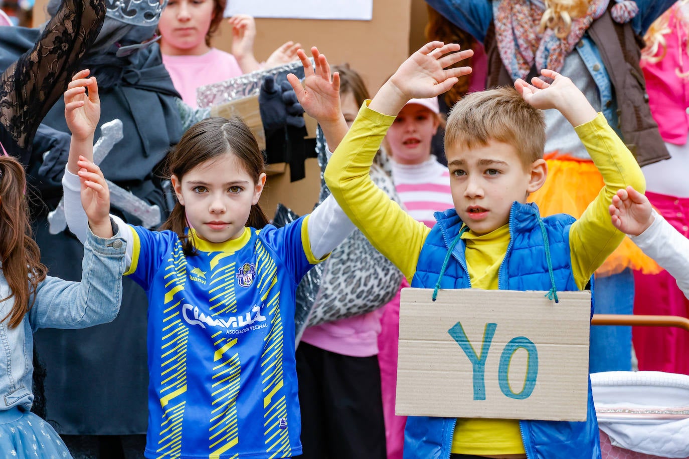 Multitudinario desfile infantil en Gijón: ilusión a todo color en el antroxu de los peques