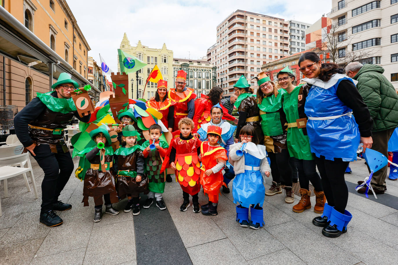 Multitudinario desfile infantil en Gijón: ilusión a todo color en el antroxu de los peques