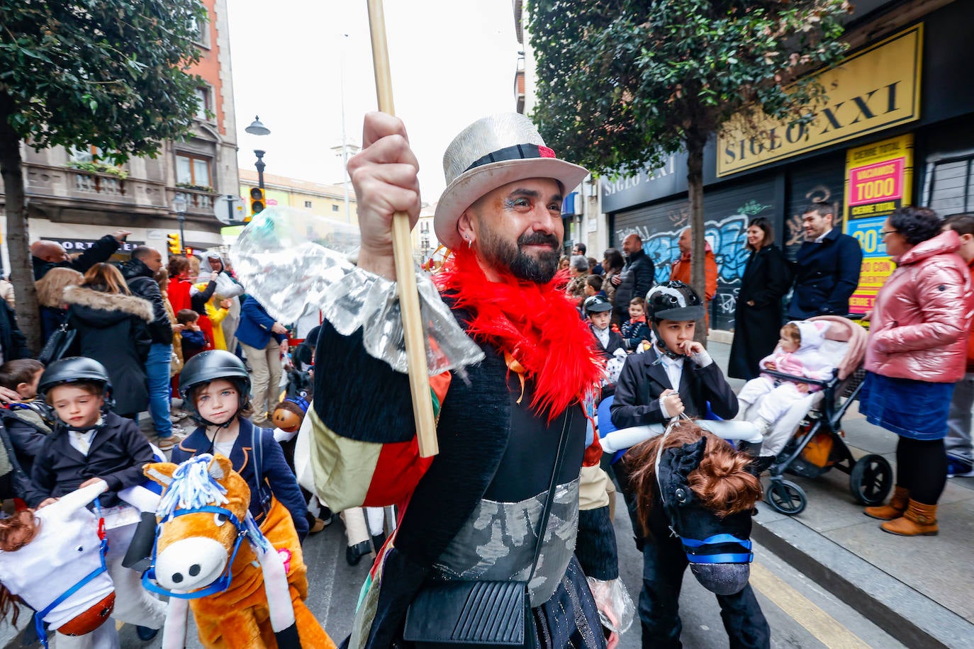 Multitudinario desfile infantil en Gijón: ilusión a todo color en el antroxu de los peques