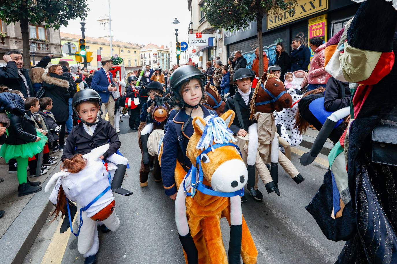 Multitudinario desfile infantil en Gijón: ilusión a todo color en el antroxu de los peques