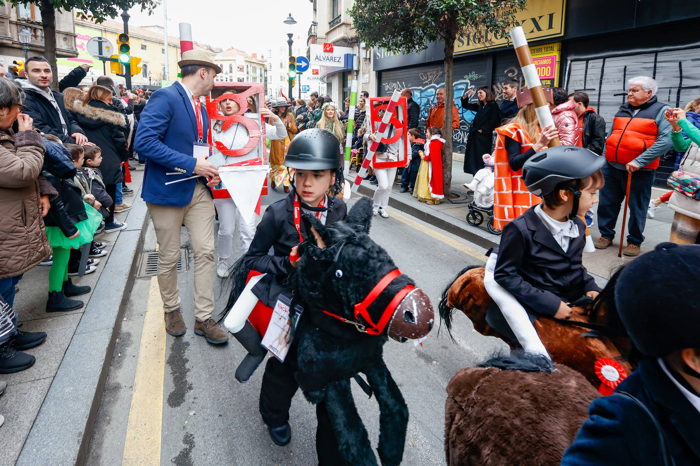 Multitudinario desfile infantil en Gijón: ilusión a todo color en el antroxu de los peques