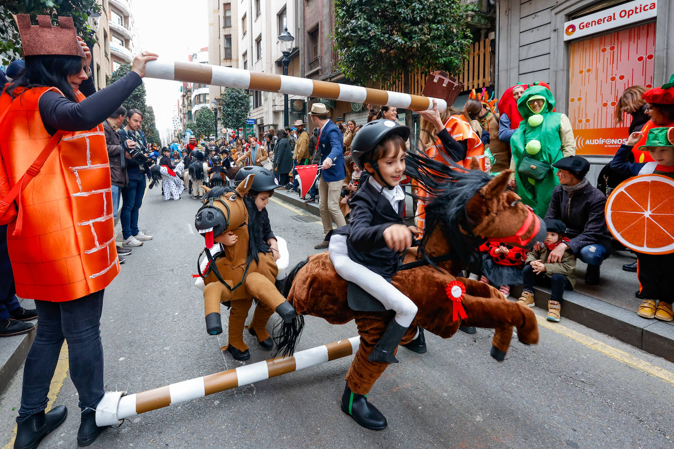 Multitudinario desfile infantil en Gijón: ilusión a todo color en el antroxu de los peques