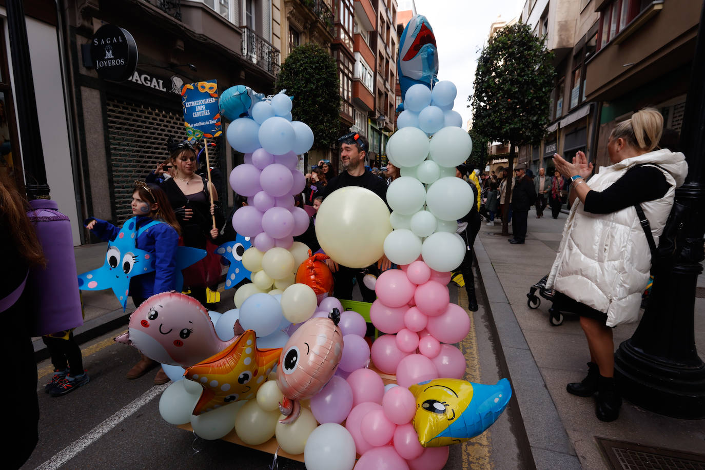 Multitudinario desfile infantil en Gijón: ilusión a todo color en el antroxu de los peques