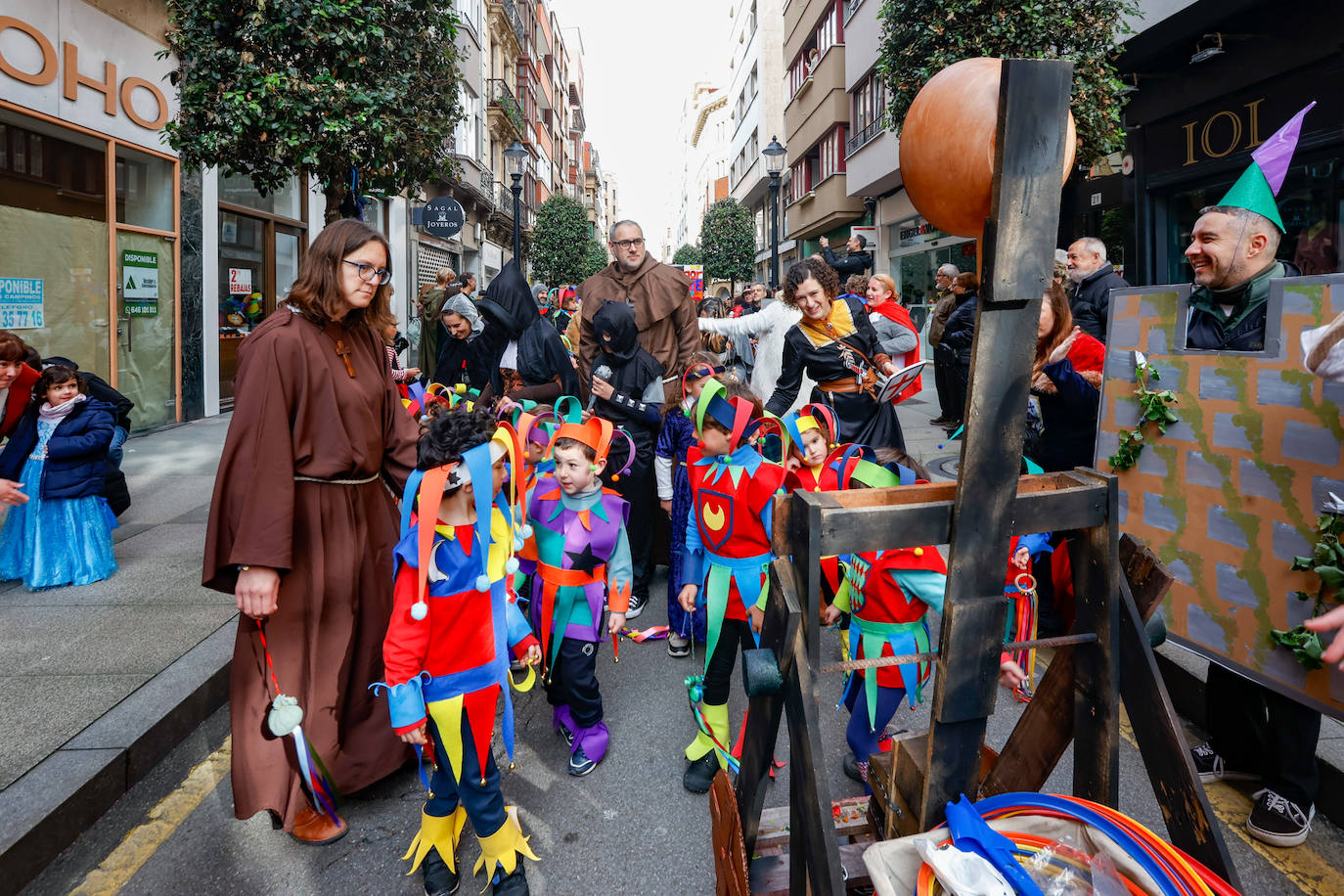 Multitudinario desfile infantil en Gijón: ilusión a todo color en el antroxu de los peques