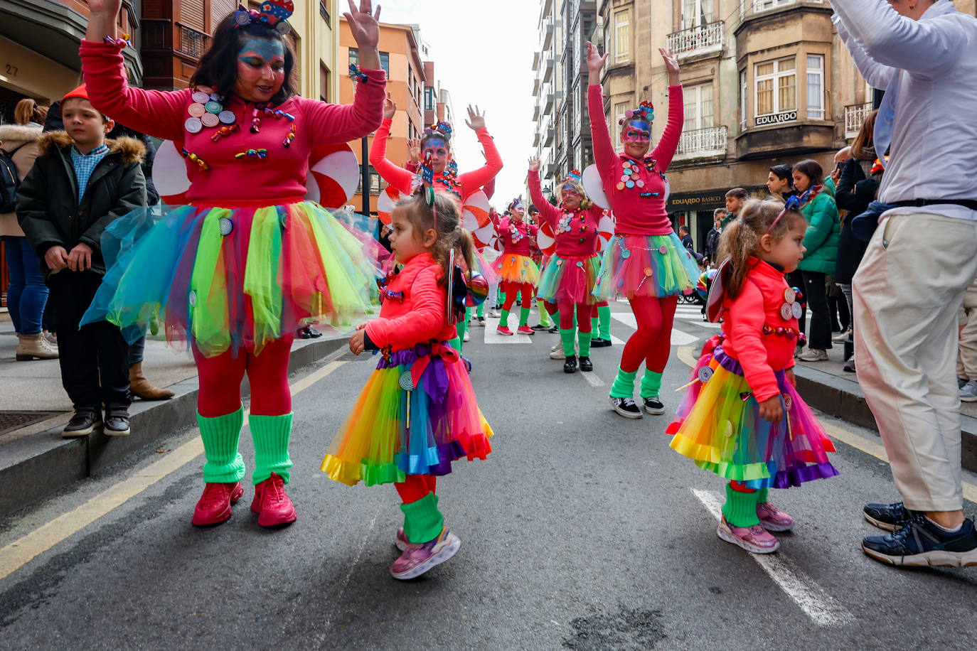 Multitudinario desfile infantil en Gijón: ilusión a todo color en el antroxu de los peques