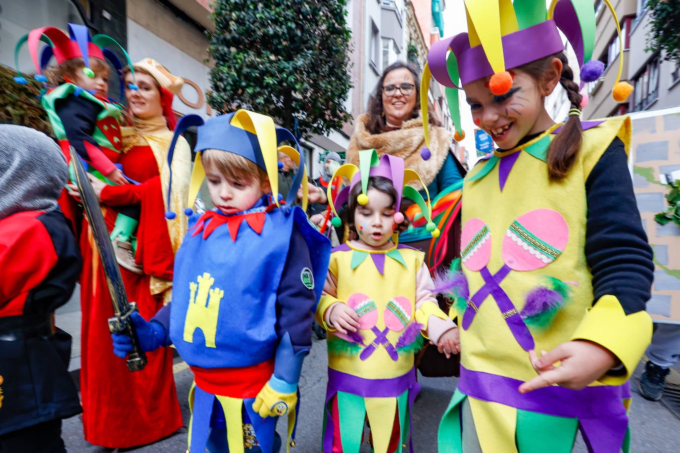 Multitudinario desfile infantil en Gijón: ilusión a todo color en el antroxu de los peques