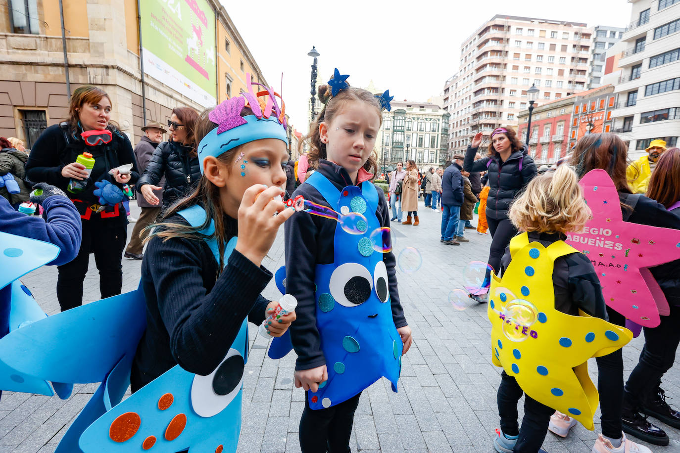 Multitudinario desfile infantil en Gijón: ilusión a todo color en el antroxu de los peques