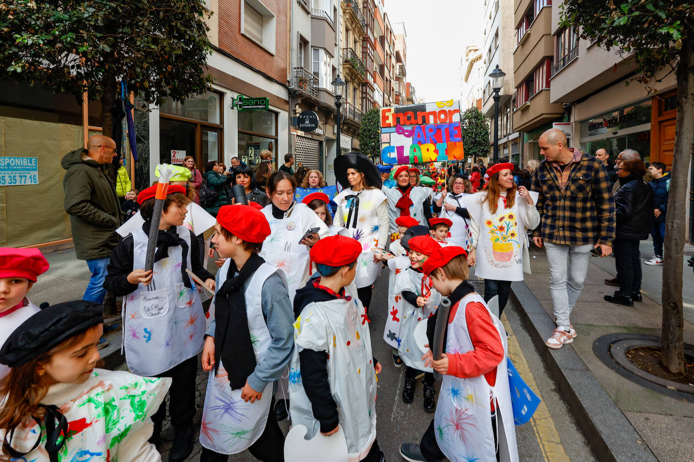 Multitudinario desfile infantil en Gijón: ilusión a todo color en el antroxu de los peques