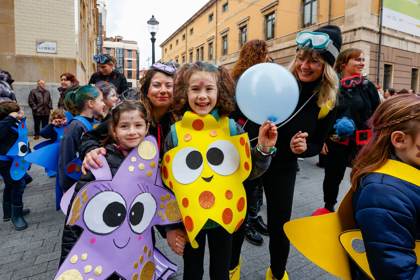 Multitudinario desfile infantil en Gijón: ilusión a todo color en el antroxu de los peques