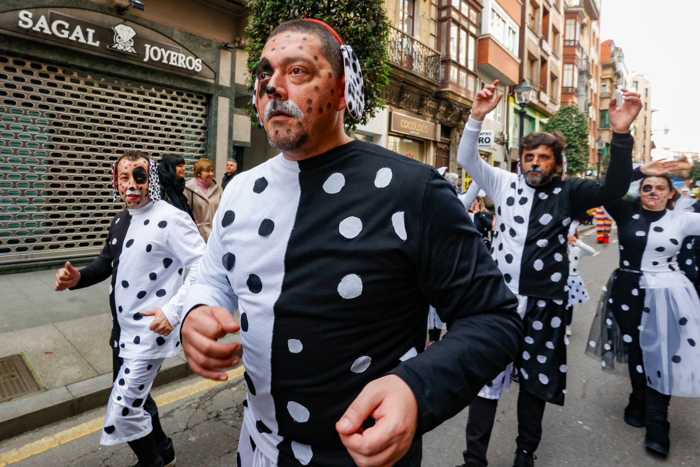 Multitudinario desfile infantil en Gijón: ilusión a todo color en el antroxu de los peques