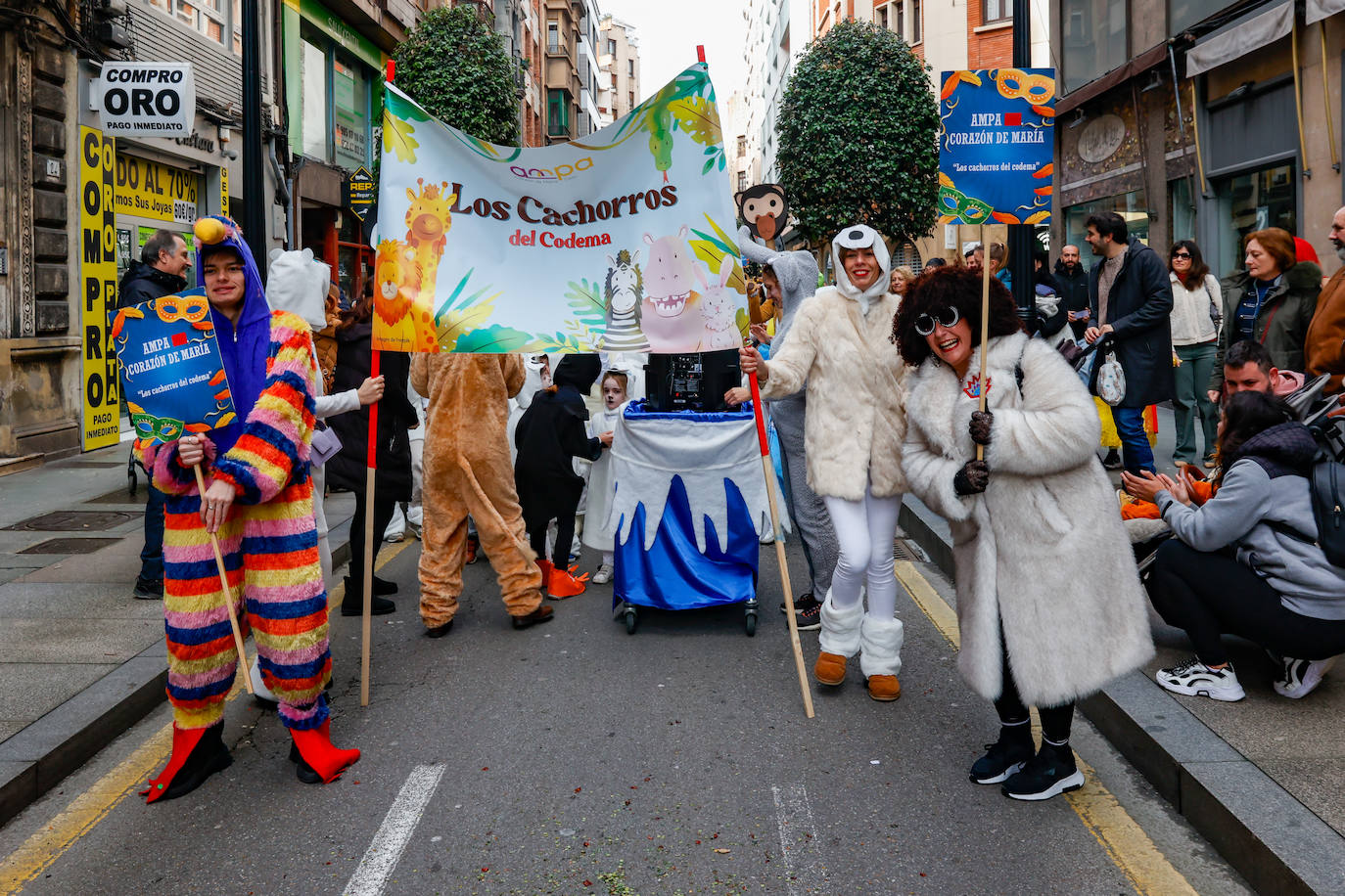 Multitudinario desfile infantil en Gijón: ilusión a todo color en el antroxu de los peques