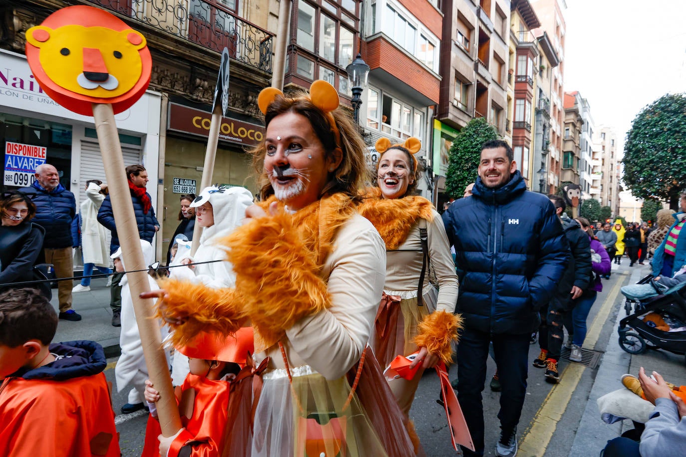 Multitudinario desfile infantil en Gijón: ilusión a todo color en el antroxu de los peques