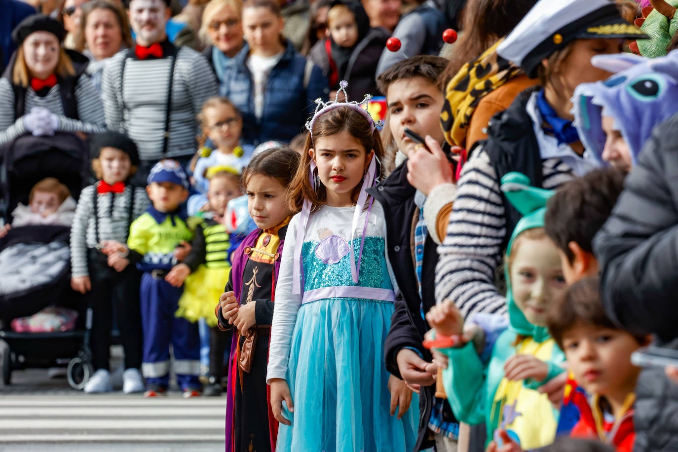 Multitudinario desfile infantil en Gijón: ilusión a todo color en el antroxu de los peques