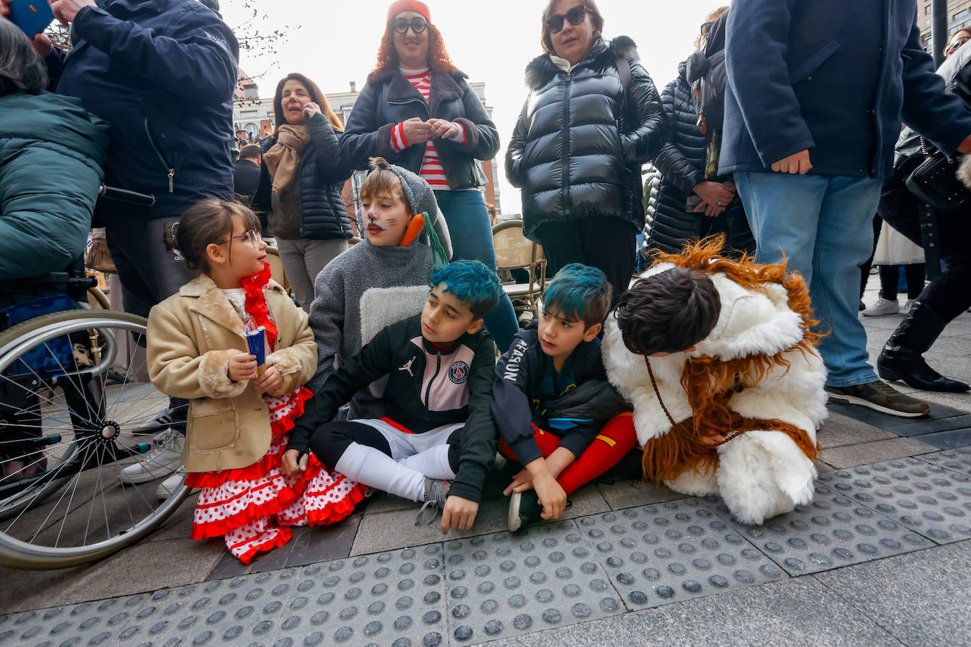 Multitudinario desfile infantil en Gijón: ilusión a todo color en el antroxu de los peques