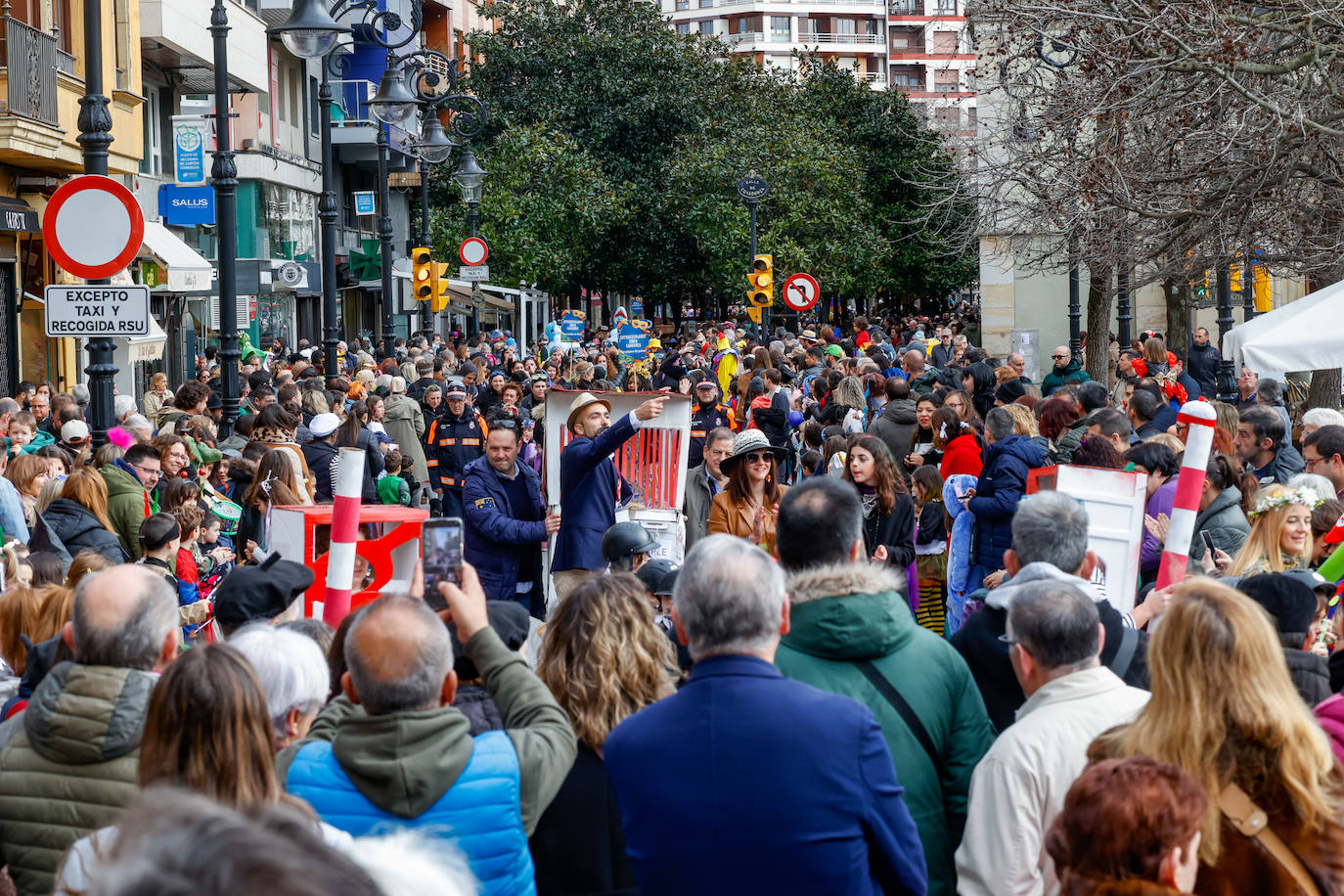 Multitudinario desfile infantil en Gijón: ilusión a todo color en el antroxu de los peques