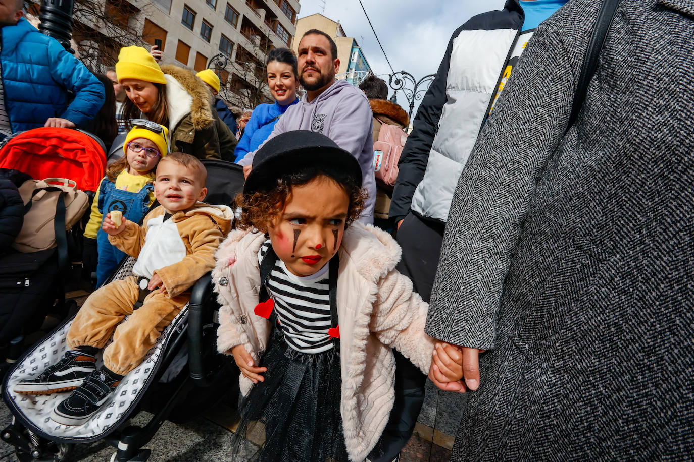 Multitudinario desfile infantil en Gijón: ilusión a todo color en el antroxu de los peques