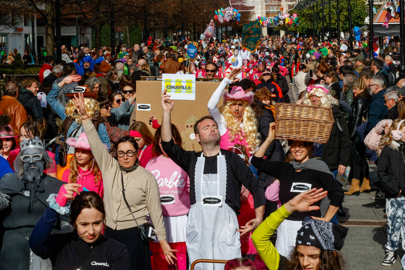 Multitudinario desfile infantil en Gijón: ilusión a todo color en el antroxu de los peques