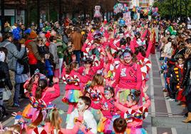 Multitudinario desfile infantil en Gijón: ilusión a todo color en el antroxu de los peques