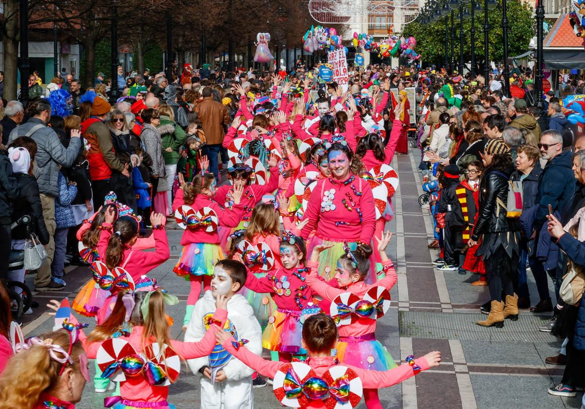 Multitudinario desfile infantil en Gijón: ilusión a todo color en el antroxu de los peques