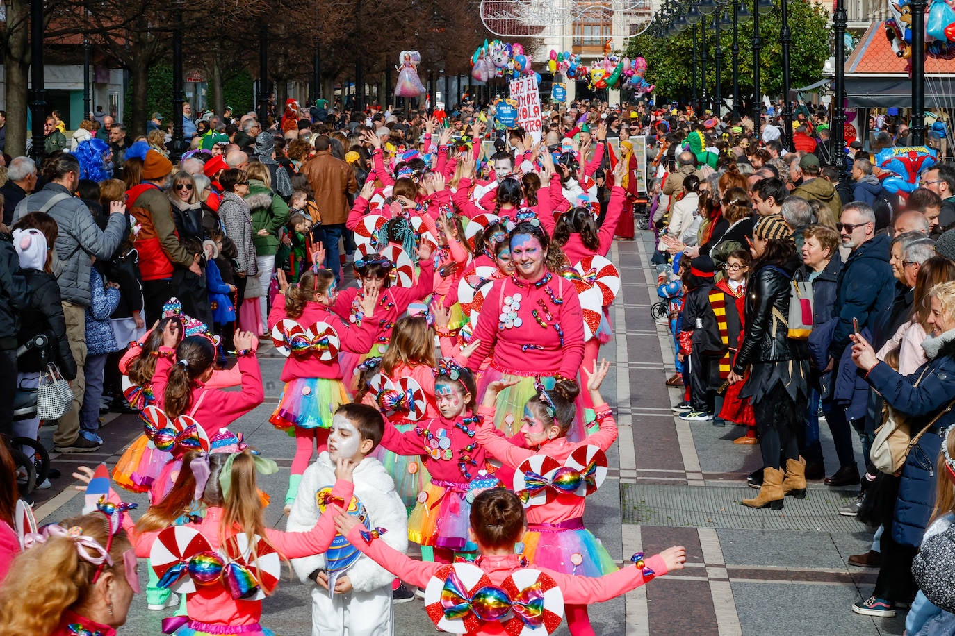 Multitudinario desfile infantil en Gijón: ilusión a todo color en el antroxu de los peques