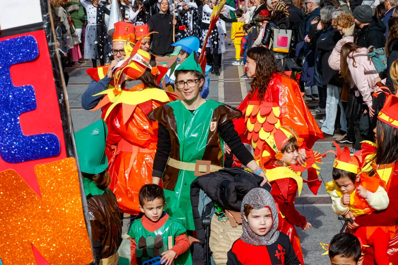 Multitudinario desfile infantil en Gijón: ilusión a todo color en el antroxu de los peques