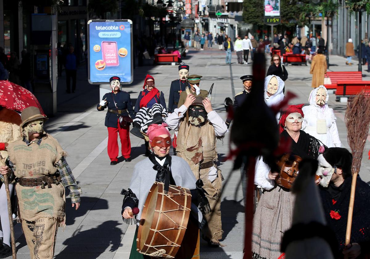 Los Mazcaritos recorren Oviedo por carnaval