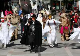 Tras su particular jura, los Mazcaritos siguieron de folixa por el Oviedo antiguo entre música y bailes.