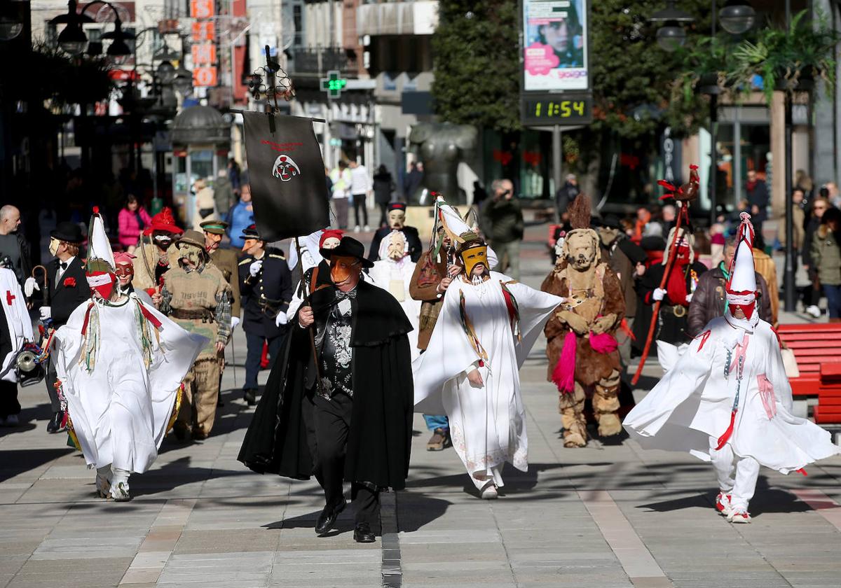 Tras su particular jura, los Mazcaritos siguieron de folixa por el Oviedo antiguo entre música y bailes.