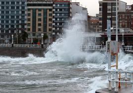 La borrasca 'Karlotta' provoca fuerte oleaje en Gijón