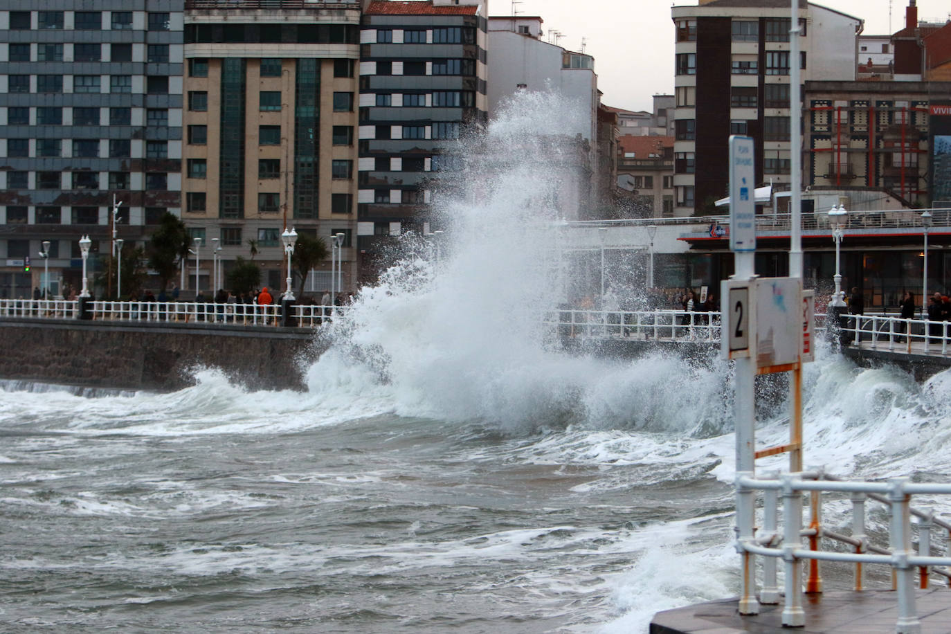 La borrasca &#039;Karlotta&#039; provoca fuerte oleaje en Gijón