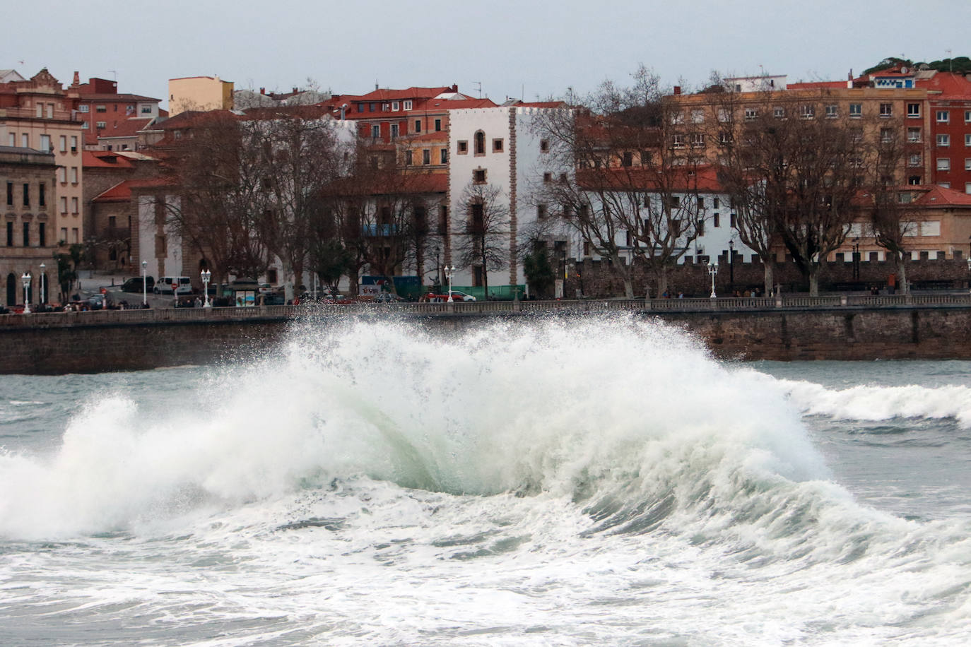 La borrasca &#039;Karlotta&#039; provoca fuerte oleaje en Gijón