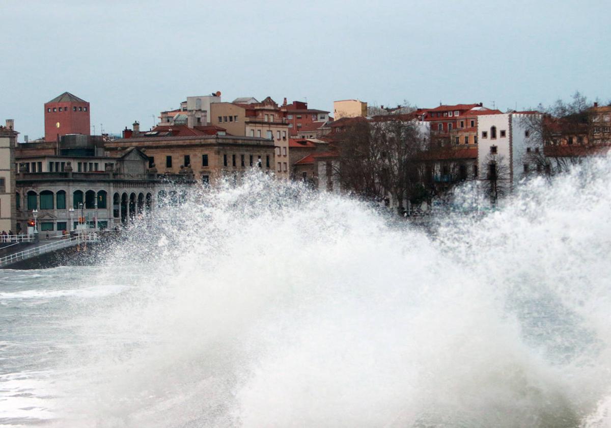 La borrasca &#039;Karlotta&#039; provoca fuerte oleaje en Gijón