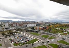Vista general del viaducto que une la avenida de Carlos Marx con la plaza de Máximo González, salvando la antigua playa de vías.