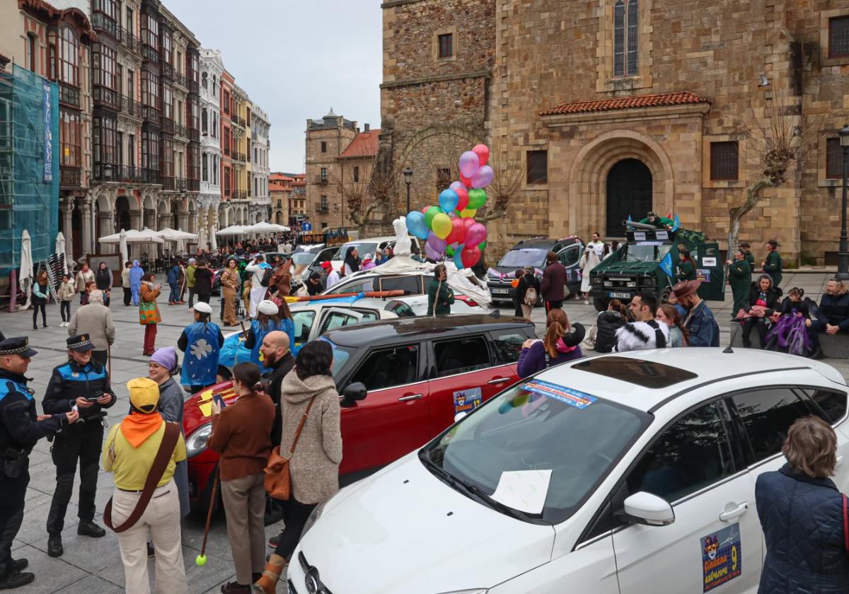 Los vehículos esperan para salir mientras la Policía Local hace los test de alcoholemia.