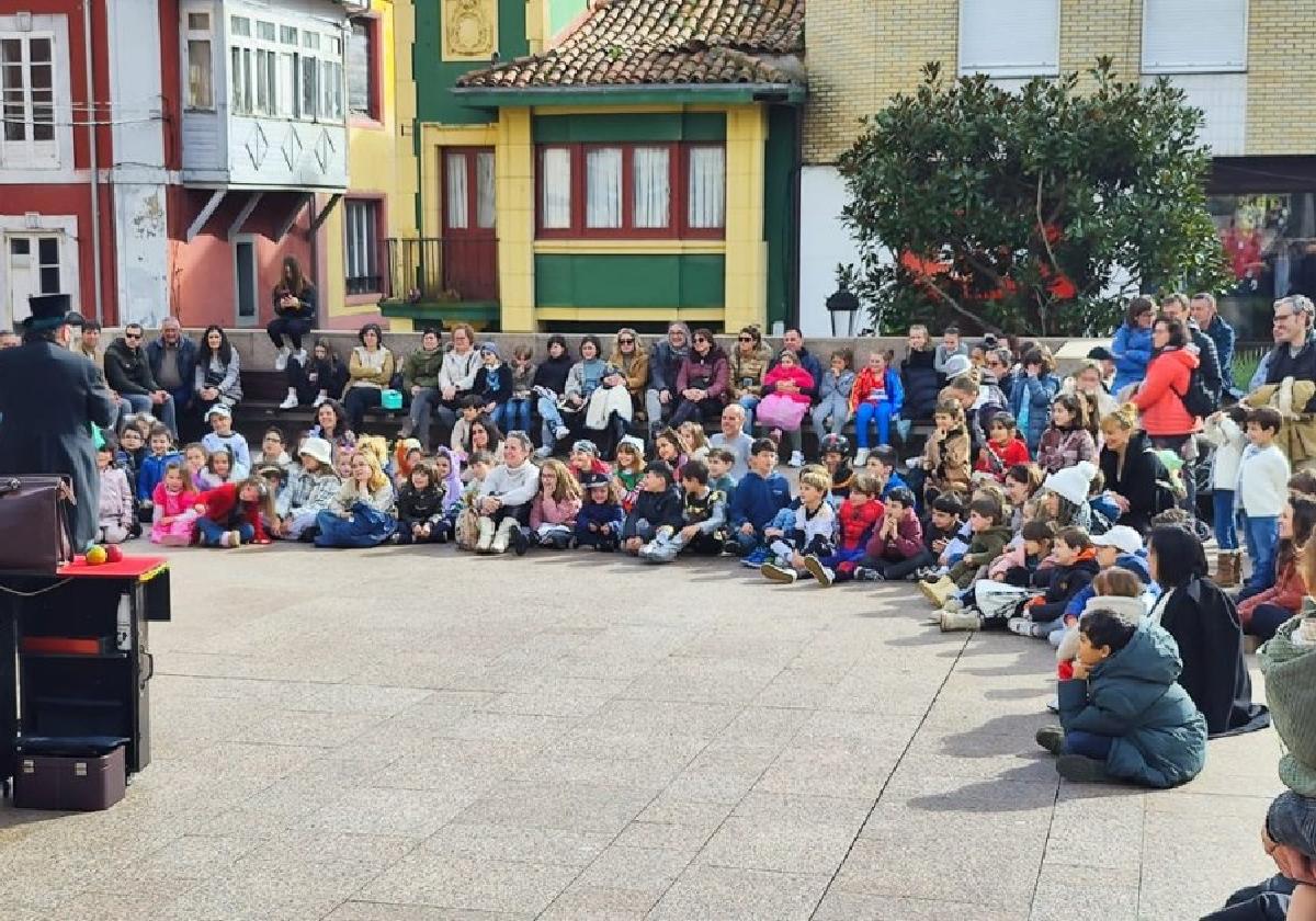 Decenas de niños disfrutan de un 'show' de magia en Candás.