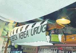 'El Viajeroh!', en Nuevo Roces, eligió la temática de la Sociedad de la Nieve. Sobre la barra del bar pueden verse desde parte del fuselaje de un avión hasta antiguas maletas y transistores.