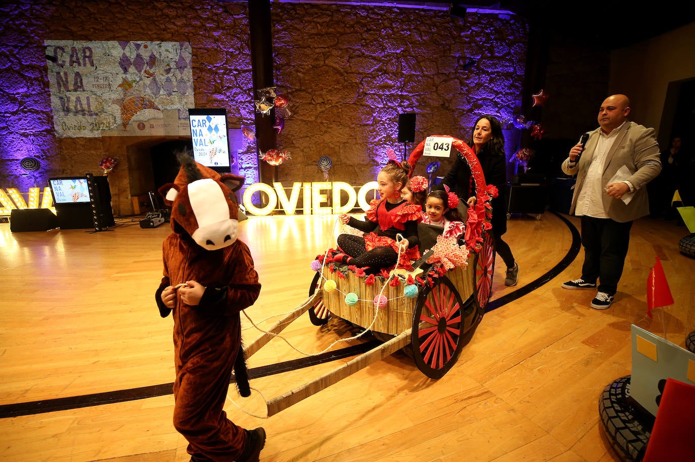 Diversión y color en el concurso de disfraces infantil de Oviedo