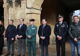 El alcalde de Oviedo, Alfredo Canteli en el minuto de silencio por los guardias civiles fallecidos en Barbate.