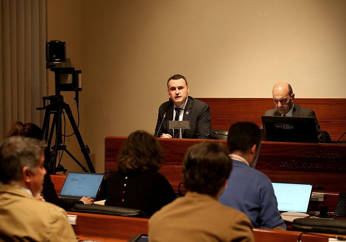 El consejero Guillermo Peláez, ayer, en la Comisión de Hacienda de la Junta General.