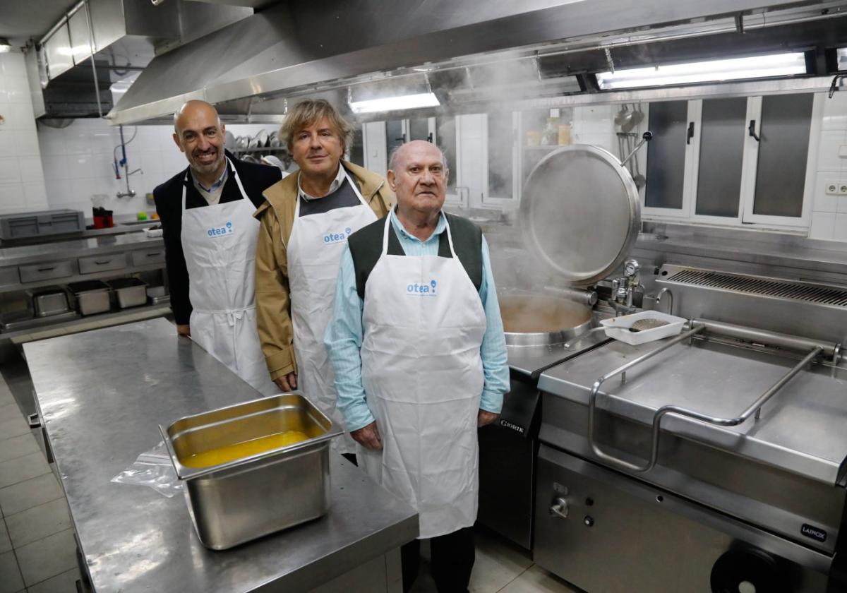 Óliver Suárez, presidente de Divertia; Ángel Lorenzo, responsable de Otea en Gijón, y Luis Torres, de la Asociación Gijonesa de Caridad.