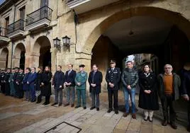 Los ediles de Oviedo, con el alcalde en cabeza, en los arcos del Ayuntamiento.