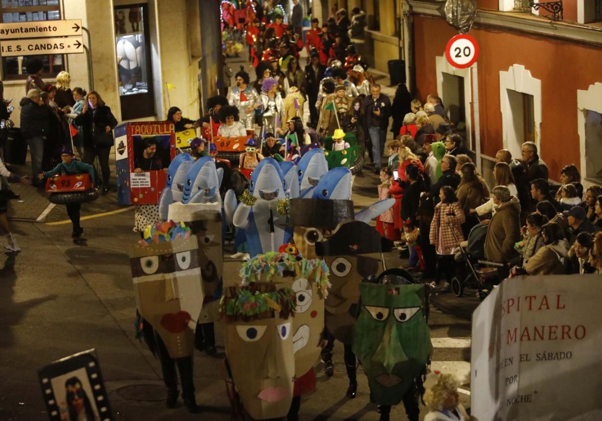 El desfile del antroxu de Carreño partió de Les Candases llenando la villa de Candás de color y música.