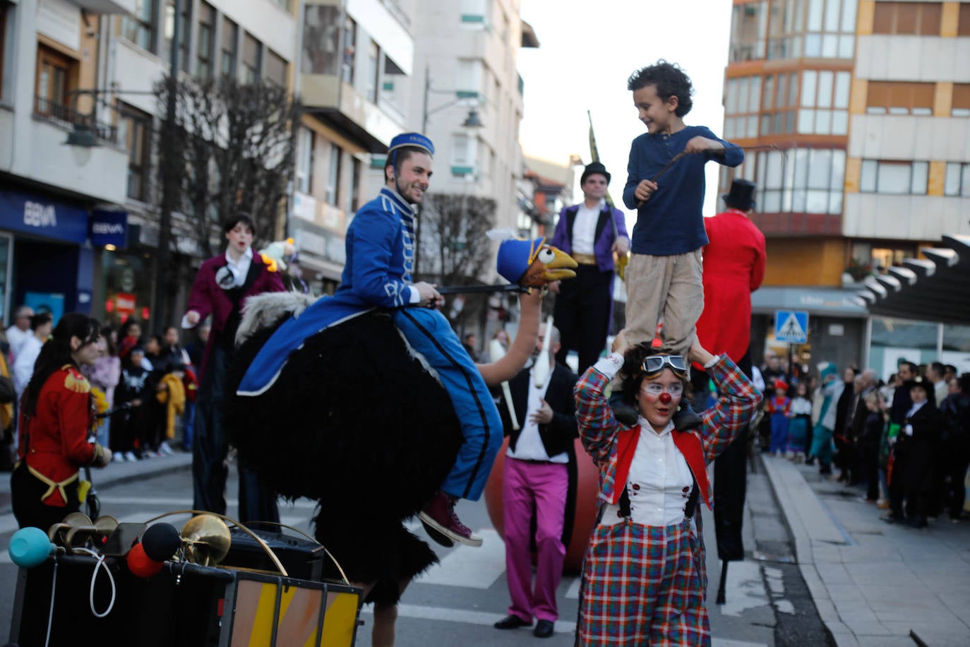 Diversión por las calles de Siero: así fue el gran desfile de carnaval